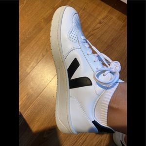 Veja V-10 sneaker white with black V